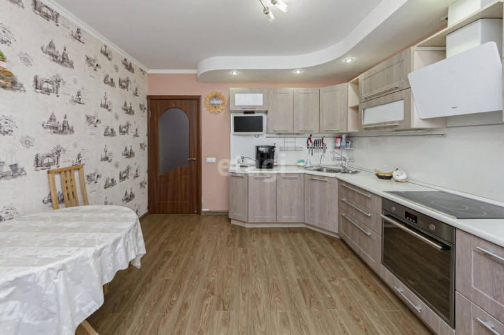 3-комн квартира Энергостроителей, 23