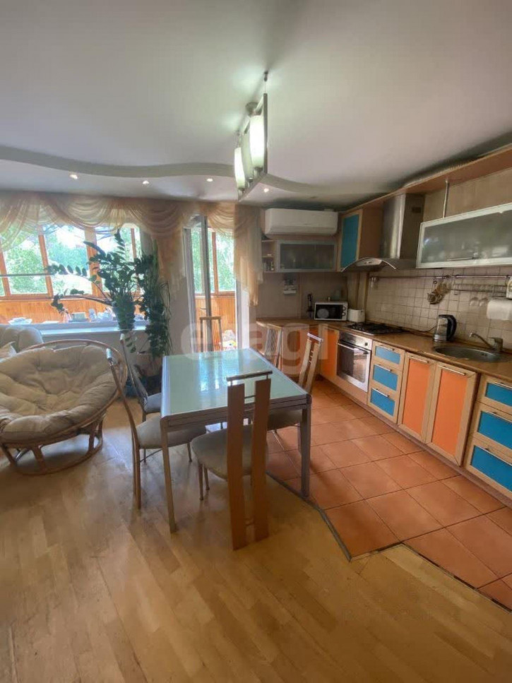 4-комн квартира Красных командиров, 32