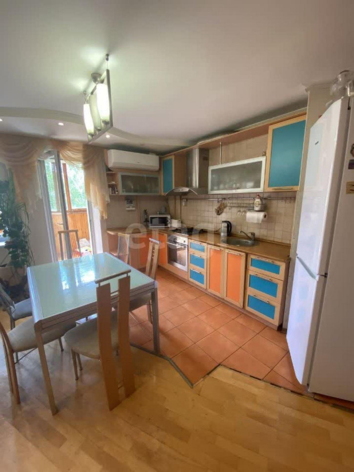 4-комн квартира Красных командиров, 32