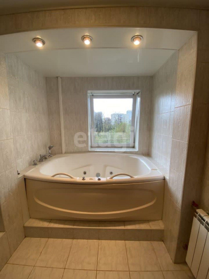 4-комн квартира Красных командиров, 32