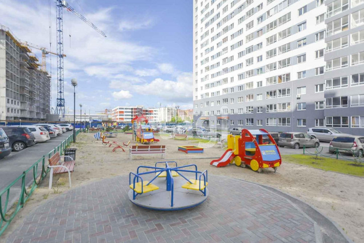 2-комн квартира Бакинских Комиссаров, 3/1