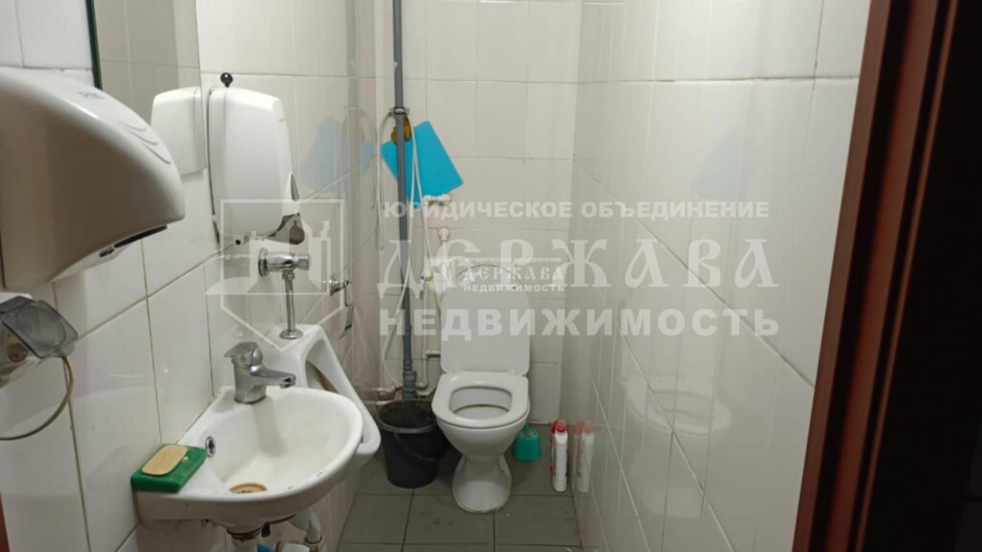 Сдать помещение свободного назначения за 100 000 рублей на Карболитовская улица