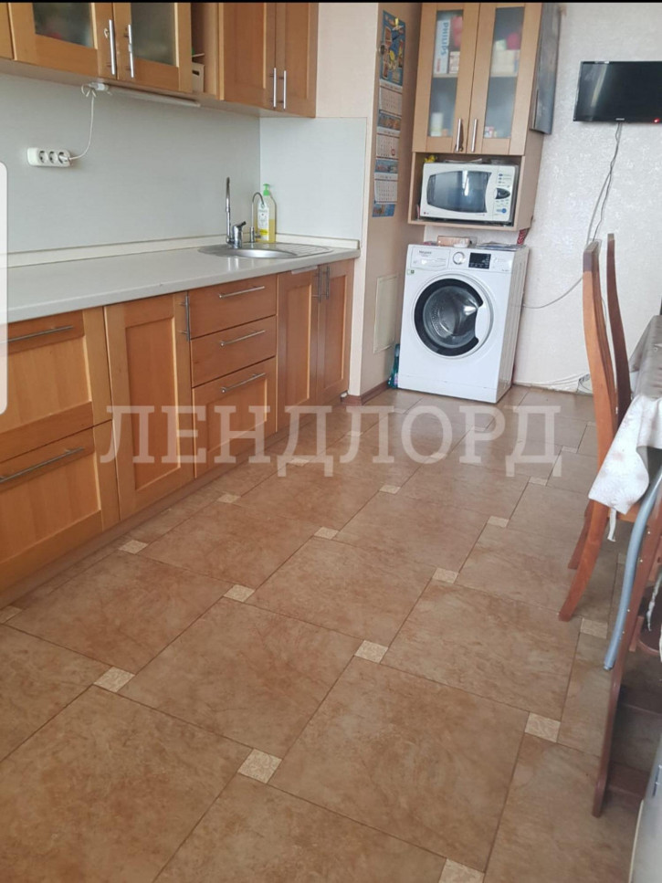 3-комн квартира улица Думенко, 13Д