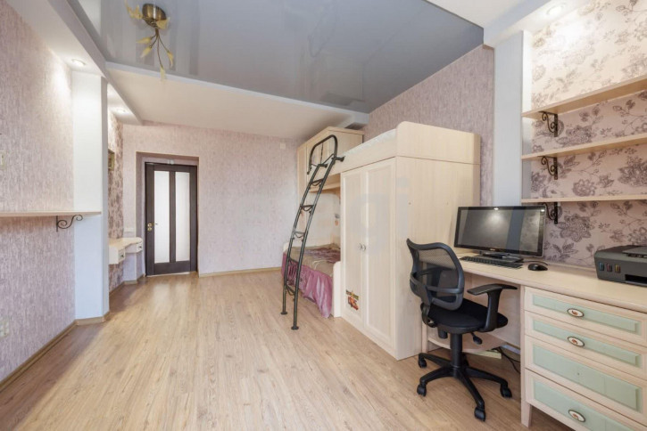 3-комн квартира улица Бурова