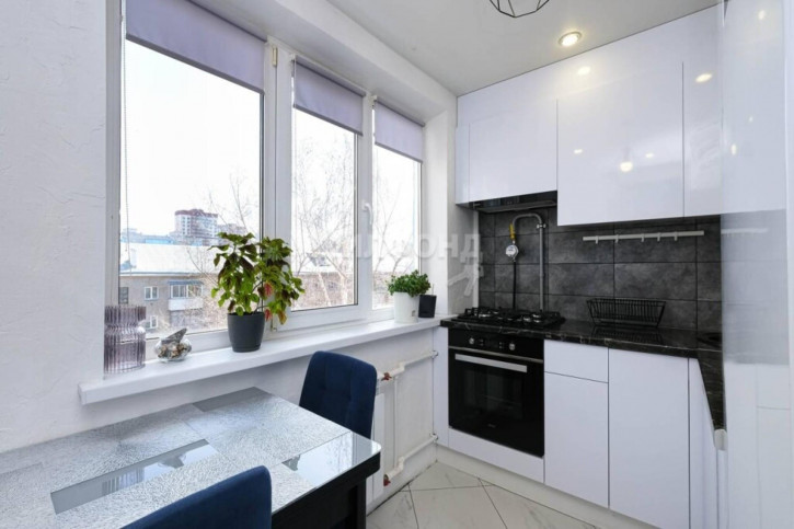 3-комн квартира Титова, 39