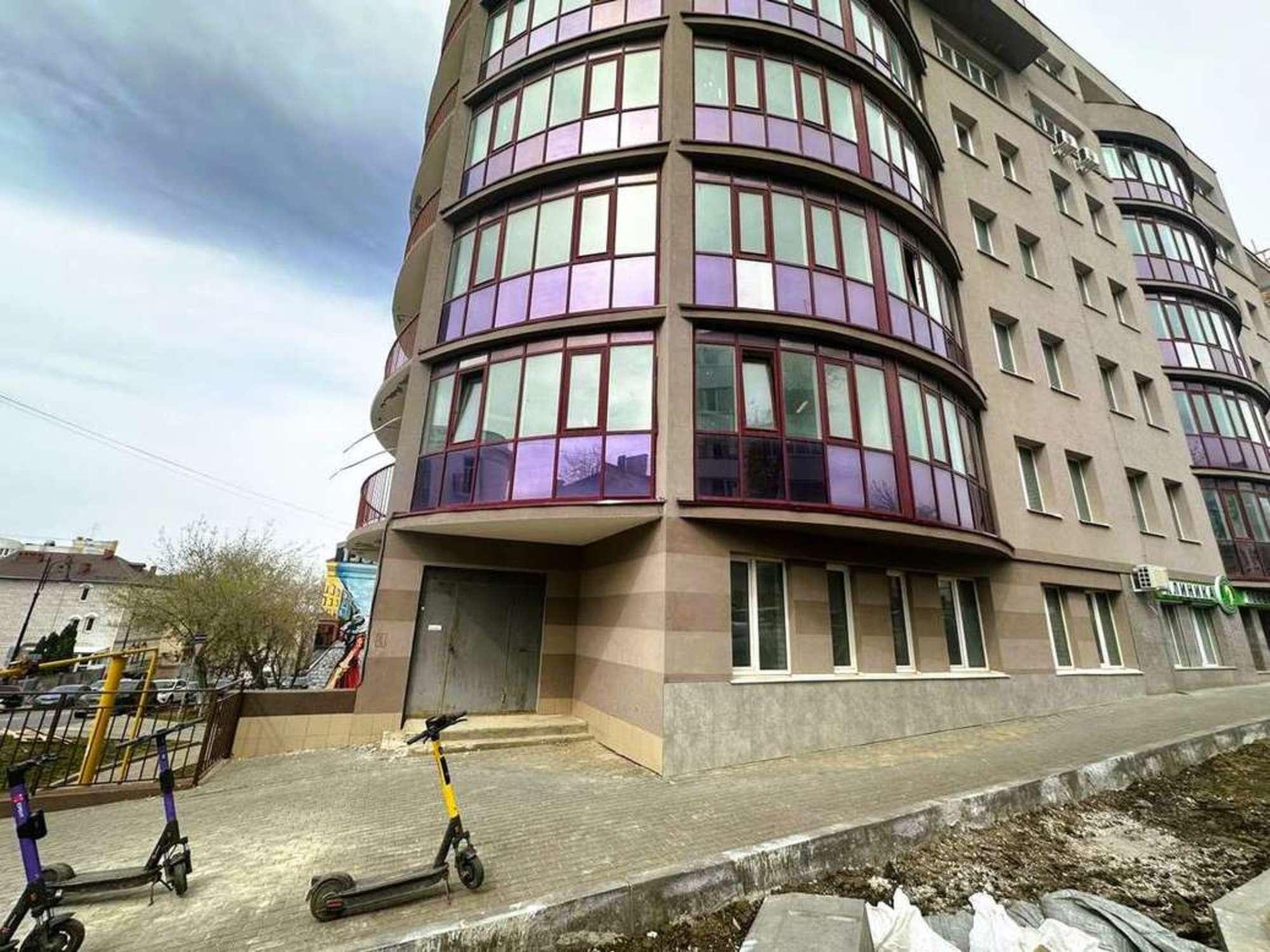 Сдать торговое помещение за 250 000 рублей на Ленинградская улица, 18