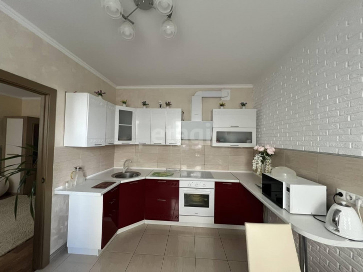 2-комн квартира Бакинских Комиссаров, 3