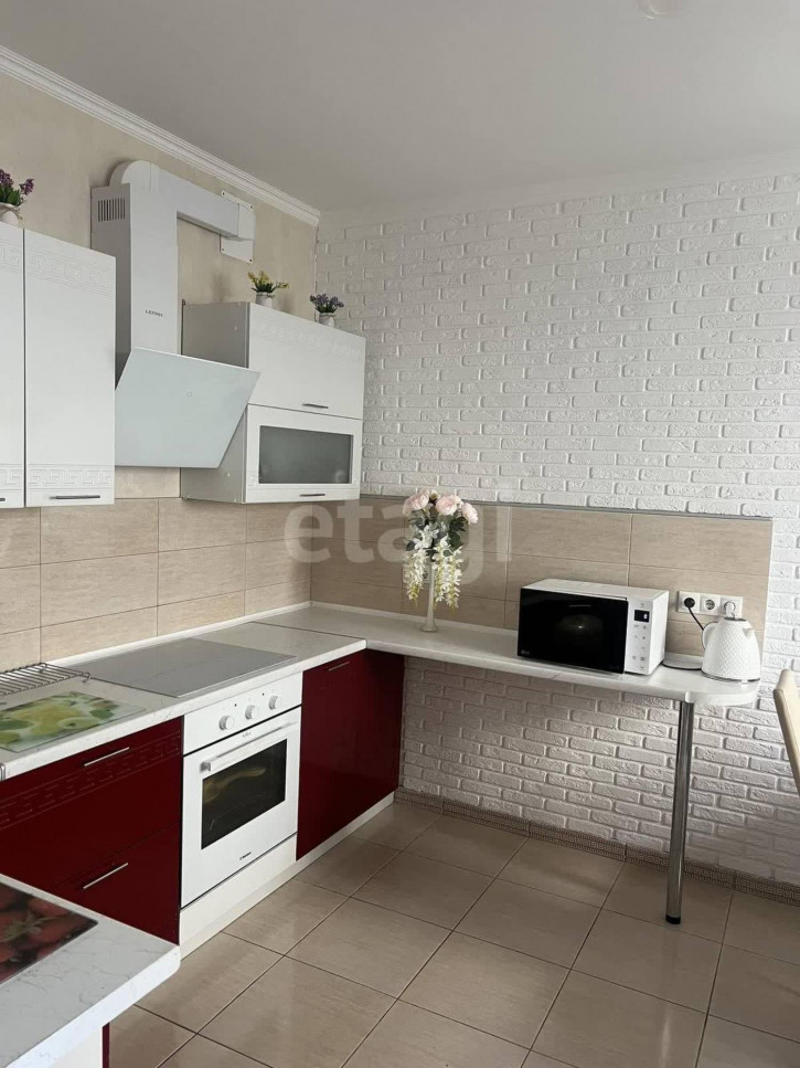 2-комн квартира Бакинских Комиссаров, 3