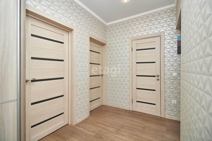 3-комн квартира Мельникайте, 142а