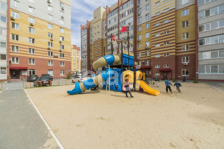 3-комн квартира Пермякова, 77