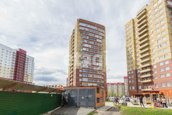 3-комн квартира Пермякова, 77
