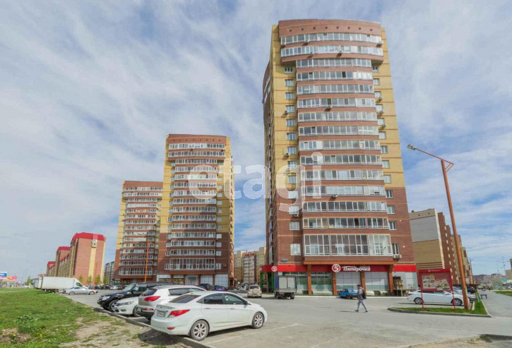 3-комн квартира Пермякова, 77