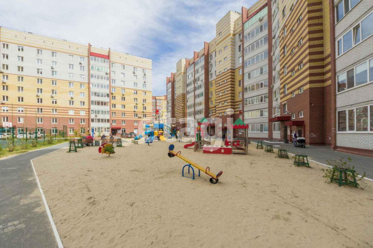 3-комн квартира Пермякова, 77