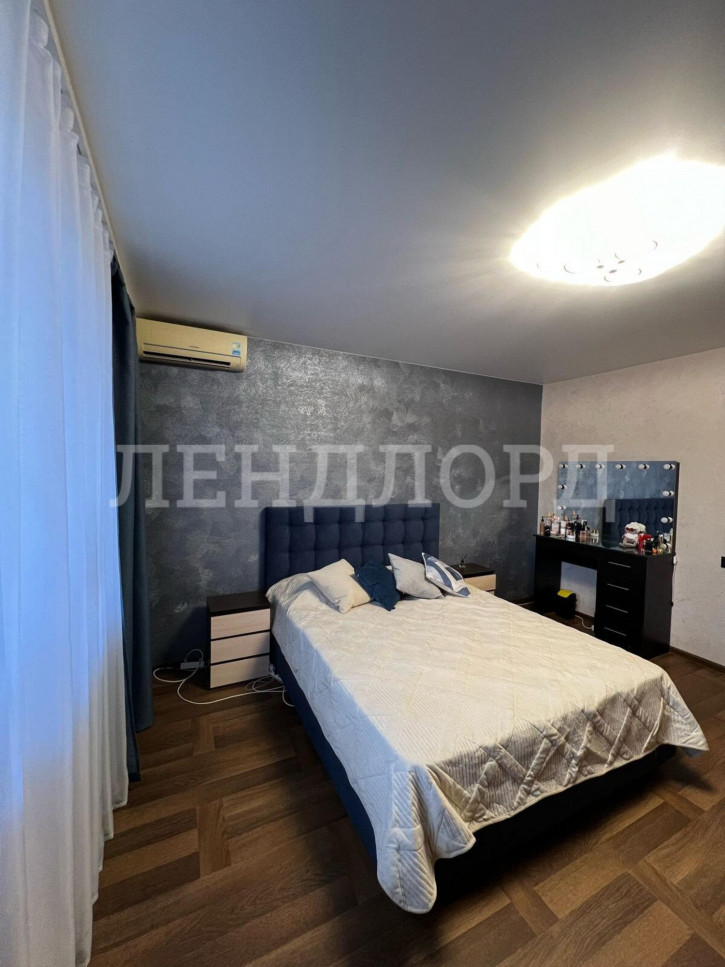 4-комн квартира улица Воровского, 11