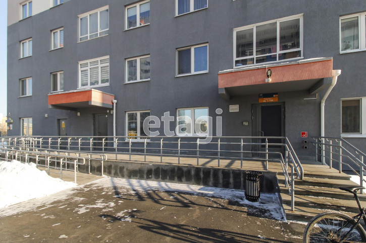 2-комн квартира Бакинских Комиссаров, 3/1