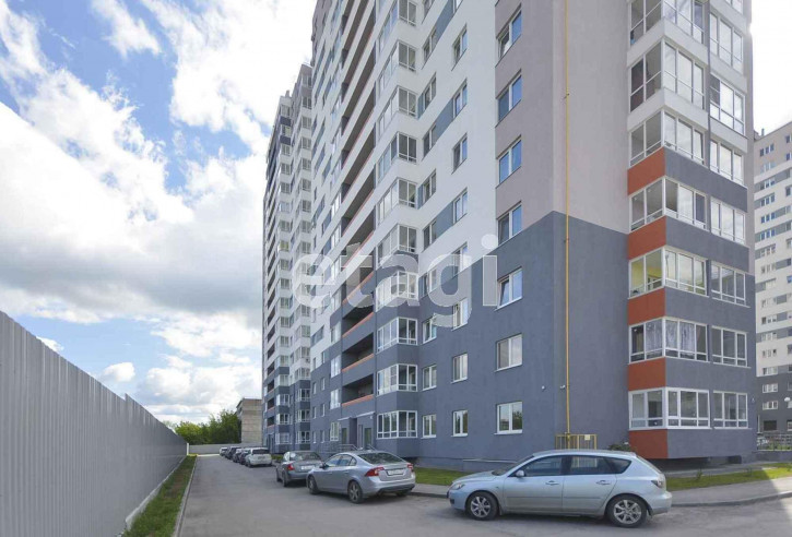 2-комн квартира Бакинских Комиссаров, 3/1