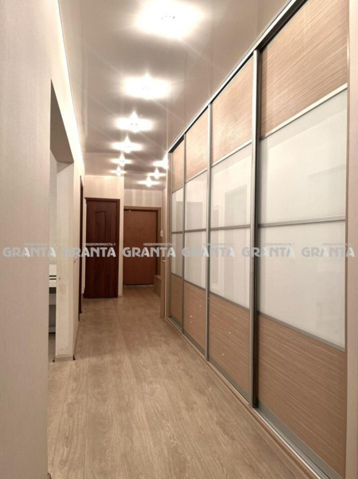 3-комн квартира ул Авиаторов, 68