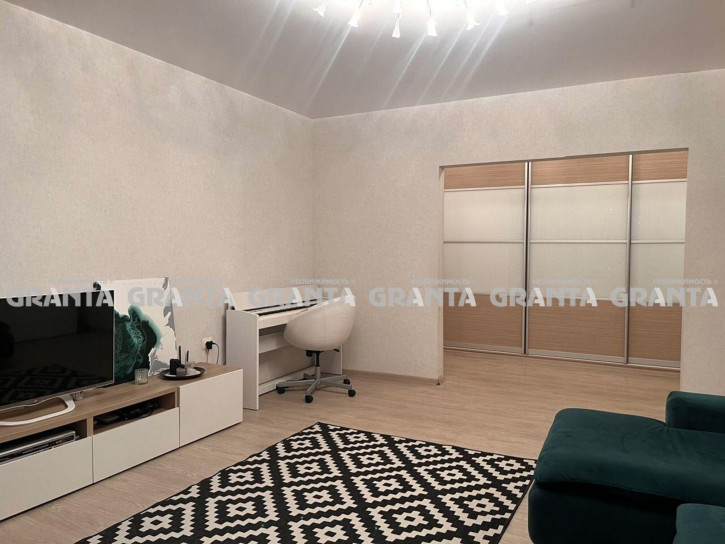3-комн квартира ул Авиаторов, 68