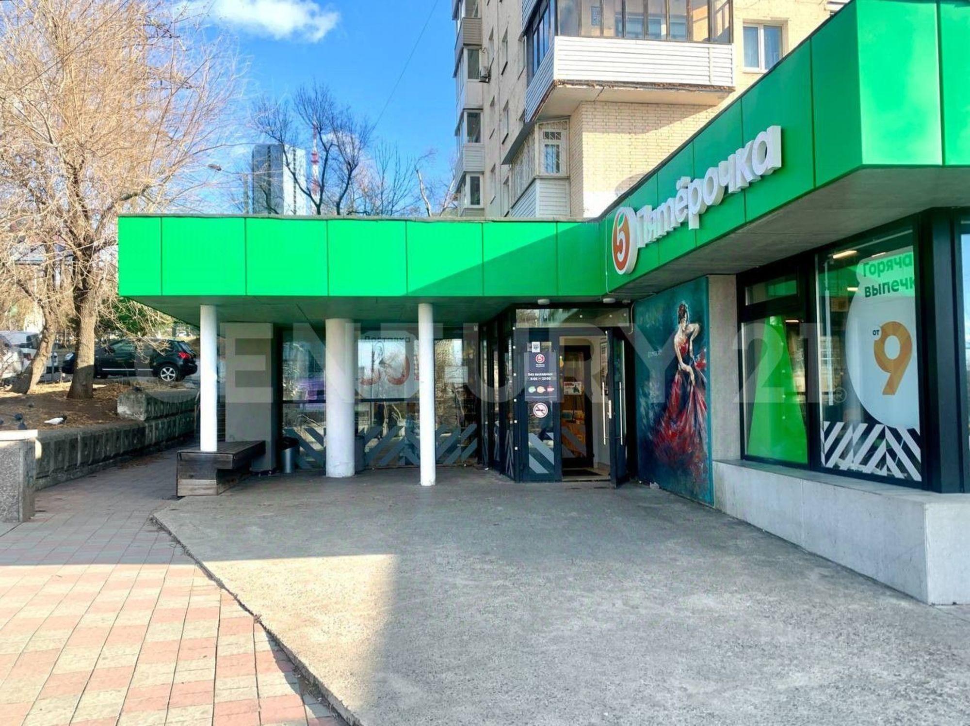 Купить торговое помещение за 99 000 300 рублей на Октябрьская улица, 14