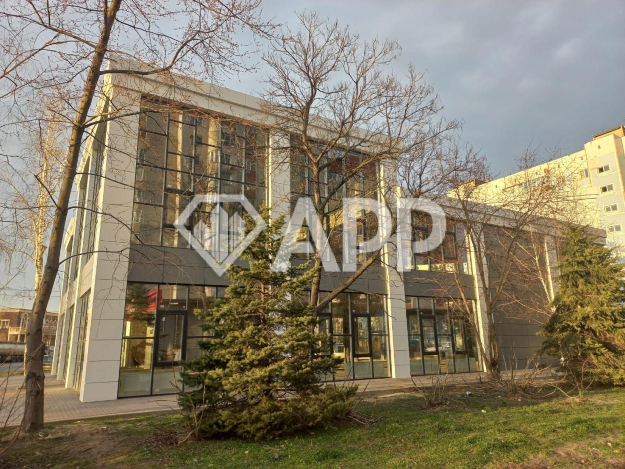 Сдать торговое помещение за 500 000 рублей на ул им. 70-летия Октября, 7