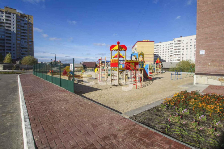3-комн квартира Мельникайте, 138а