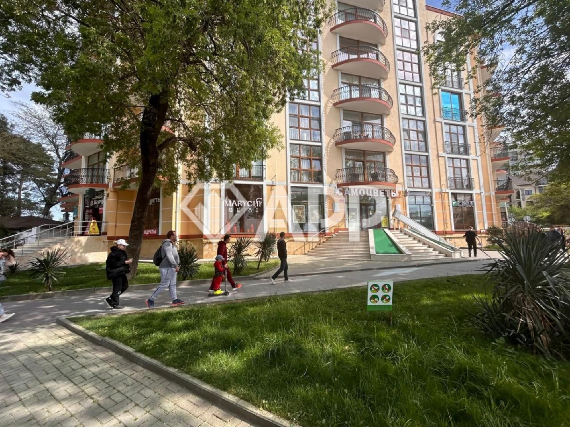 Купить торговое помещение за 119 100 000 рублей на Революционная улица