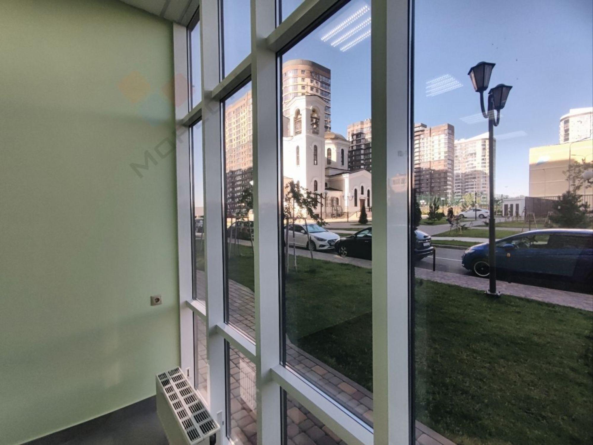 Купить торговое помещение за 37 000 000 рублей на Адмирала Серебрякова ул, 3/к3