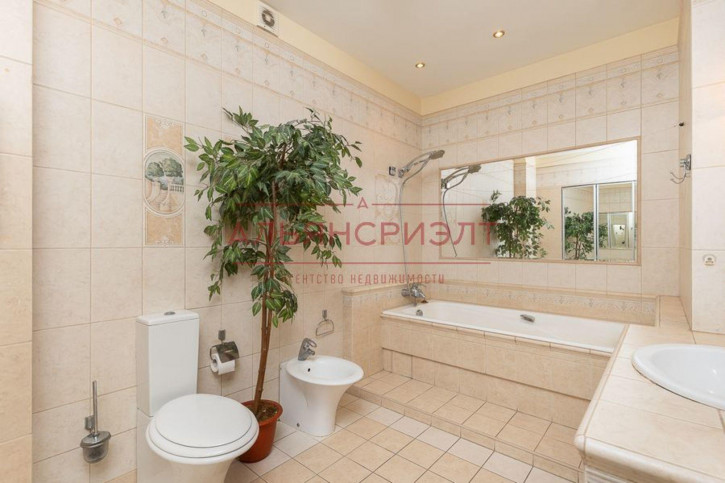 4-комн квартира пр-кт Красный,153б