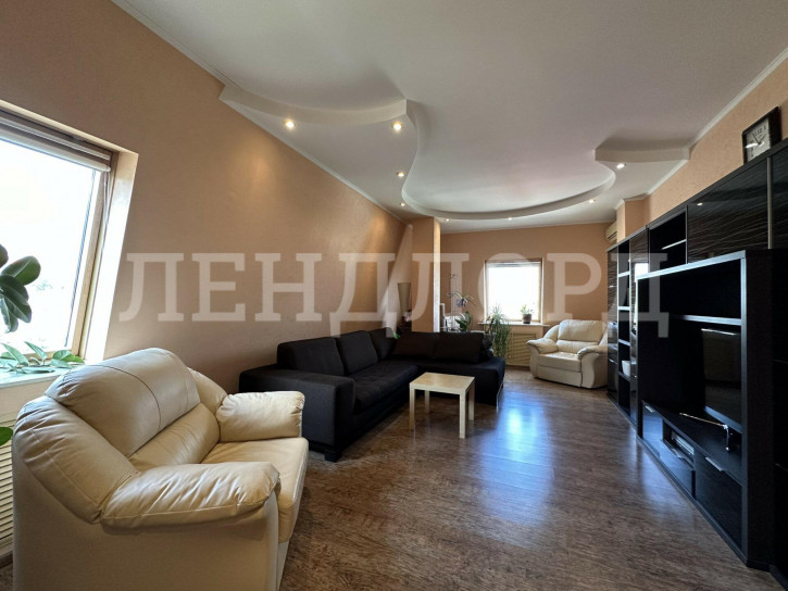2-комн квартира Комарова, 42