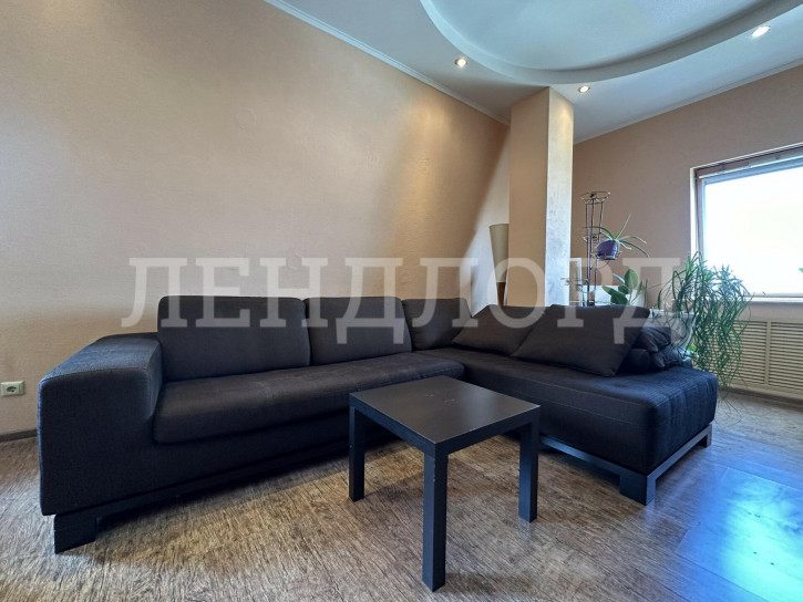 2-комн квартира Комарова, 42