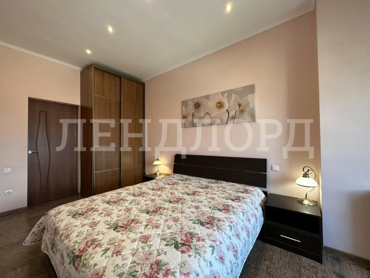 2-комн квартира Комарова, 42