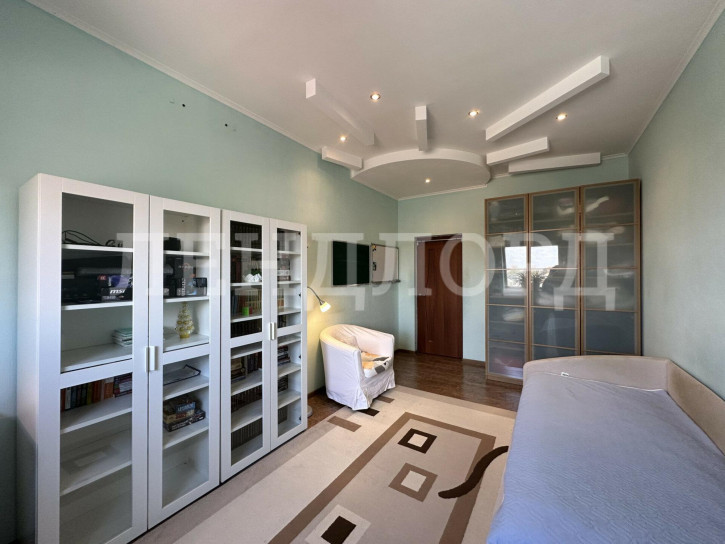 2-комн квартира Комарова, 42