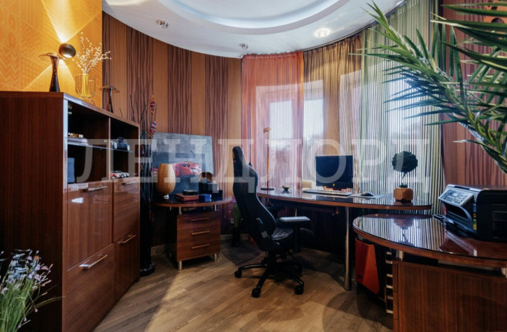 4-комн квартира Крыловской переулок, 35