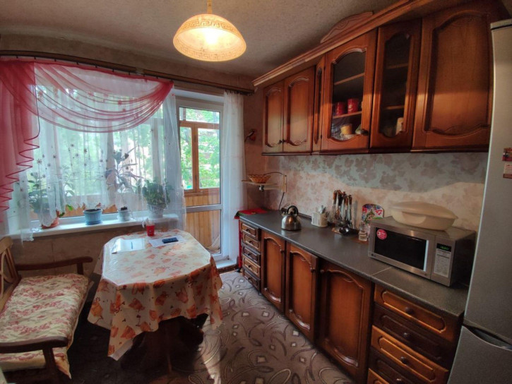 4-комн квартира Героев Космоса ул, 52