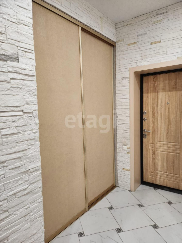 4-комн квартира проспект Комарова, 9
