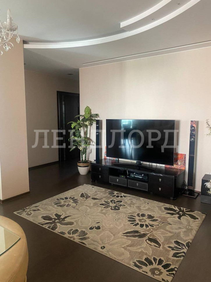 4-комн квартира проспект Королёва, 1И