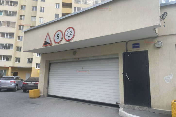 Гараж/парковка Парниковая 2