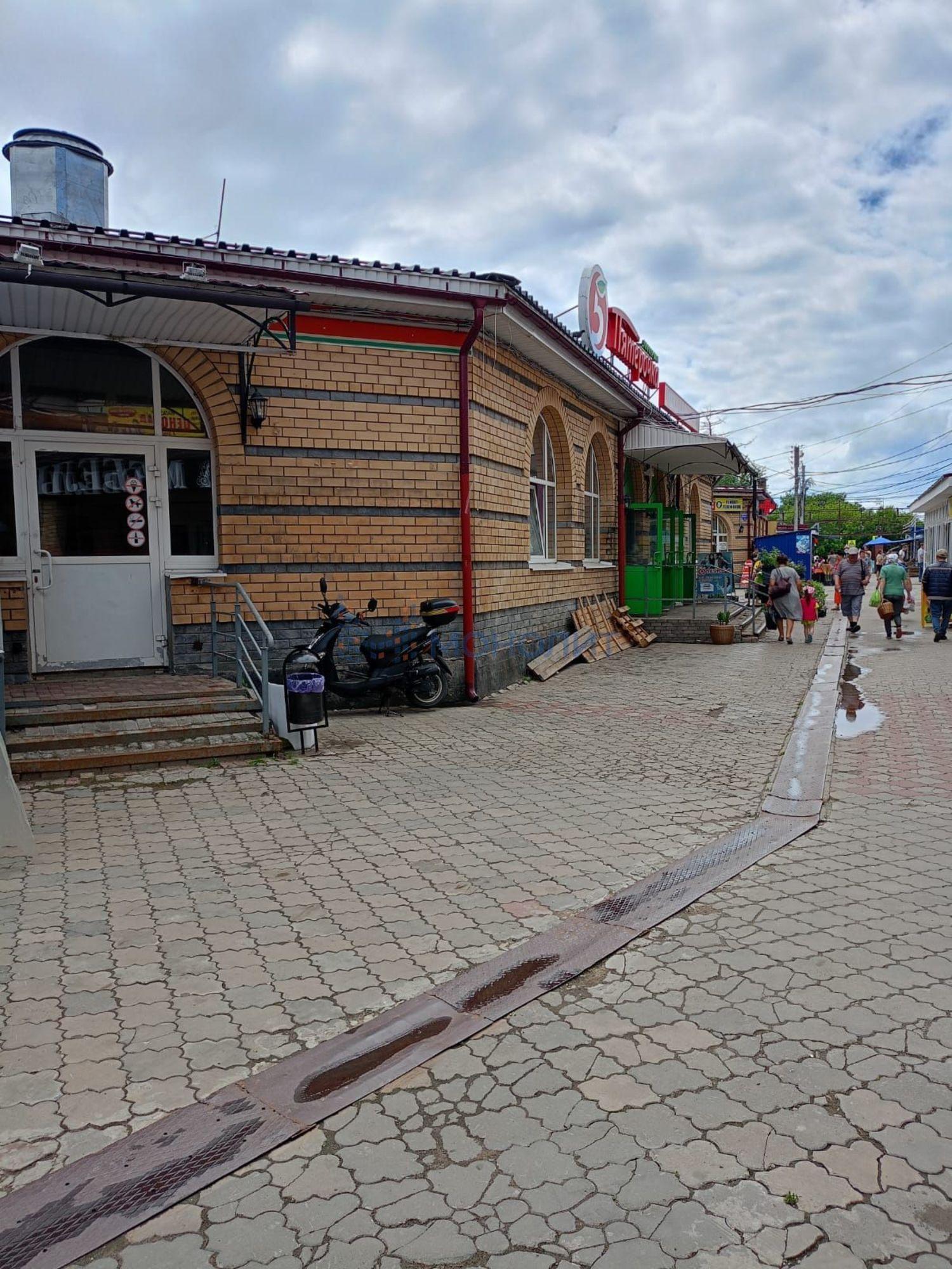 Купить торговое помещение за 76 000 000 рублей на Советская пл, 15