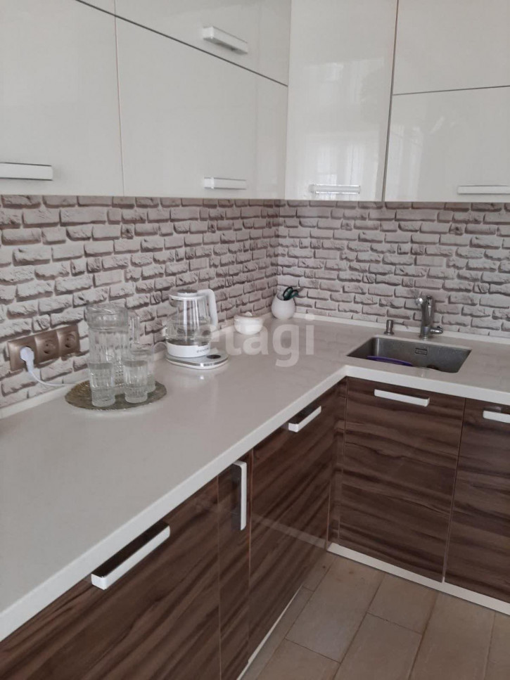 2-комн квартира Пермякова, 75