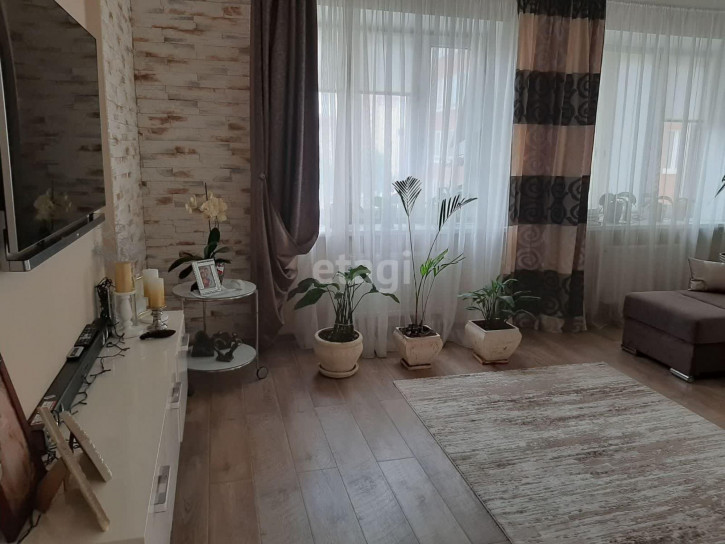 2-комн квартира Пермякова, 75