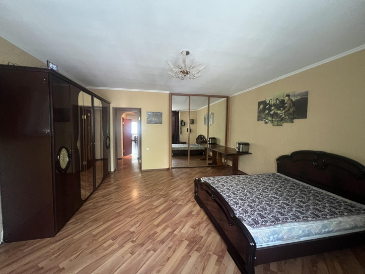 4-комн квартира Астраханская улица, 86