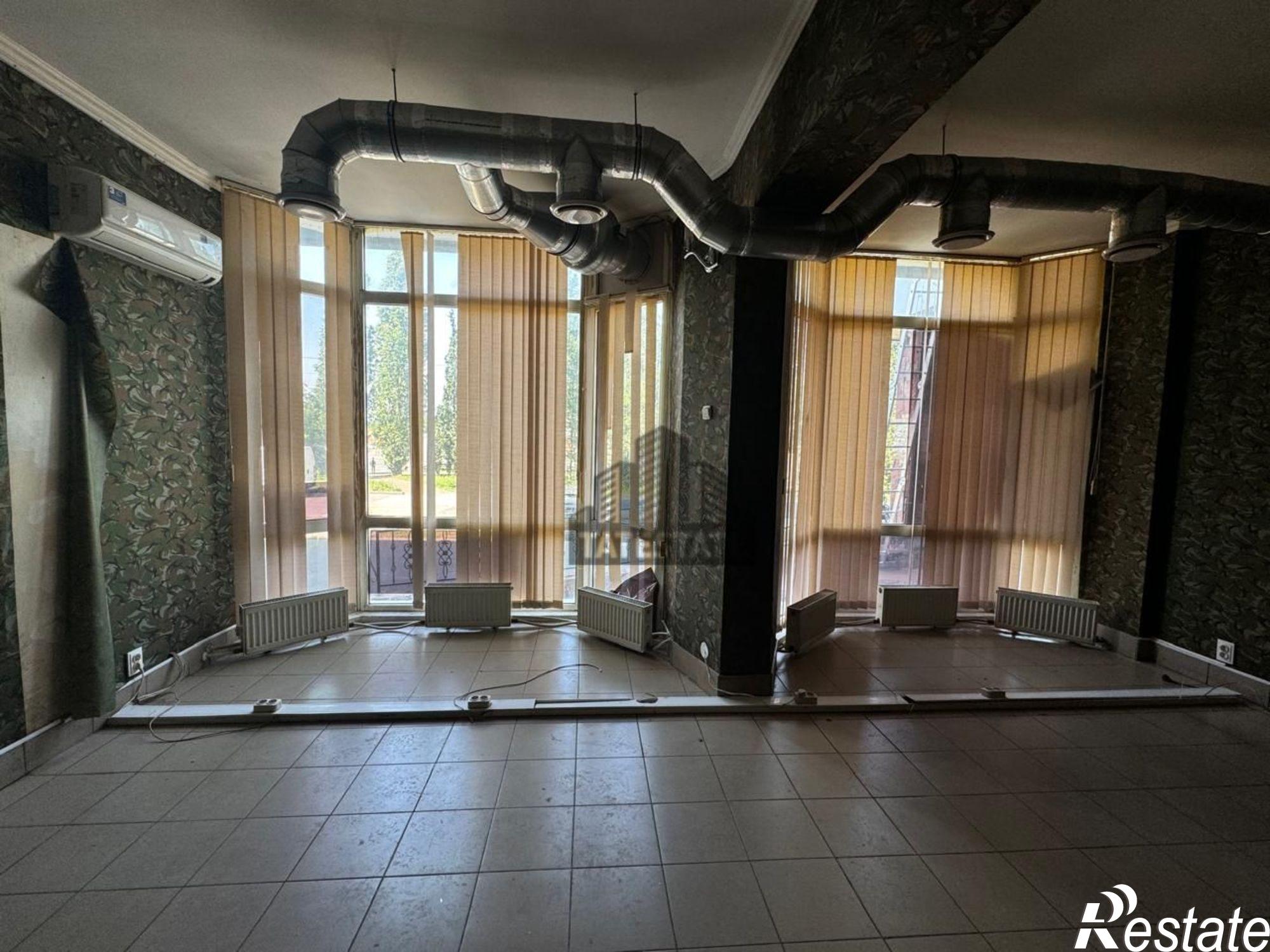 Сдать торговое помещение за 180 000 рублей на проспект Победы, 78