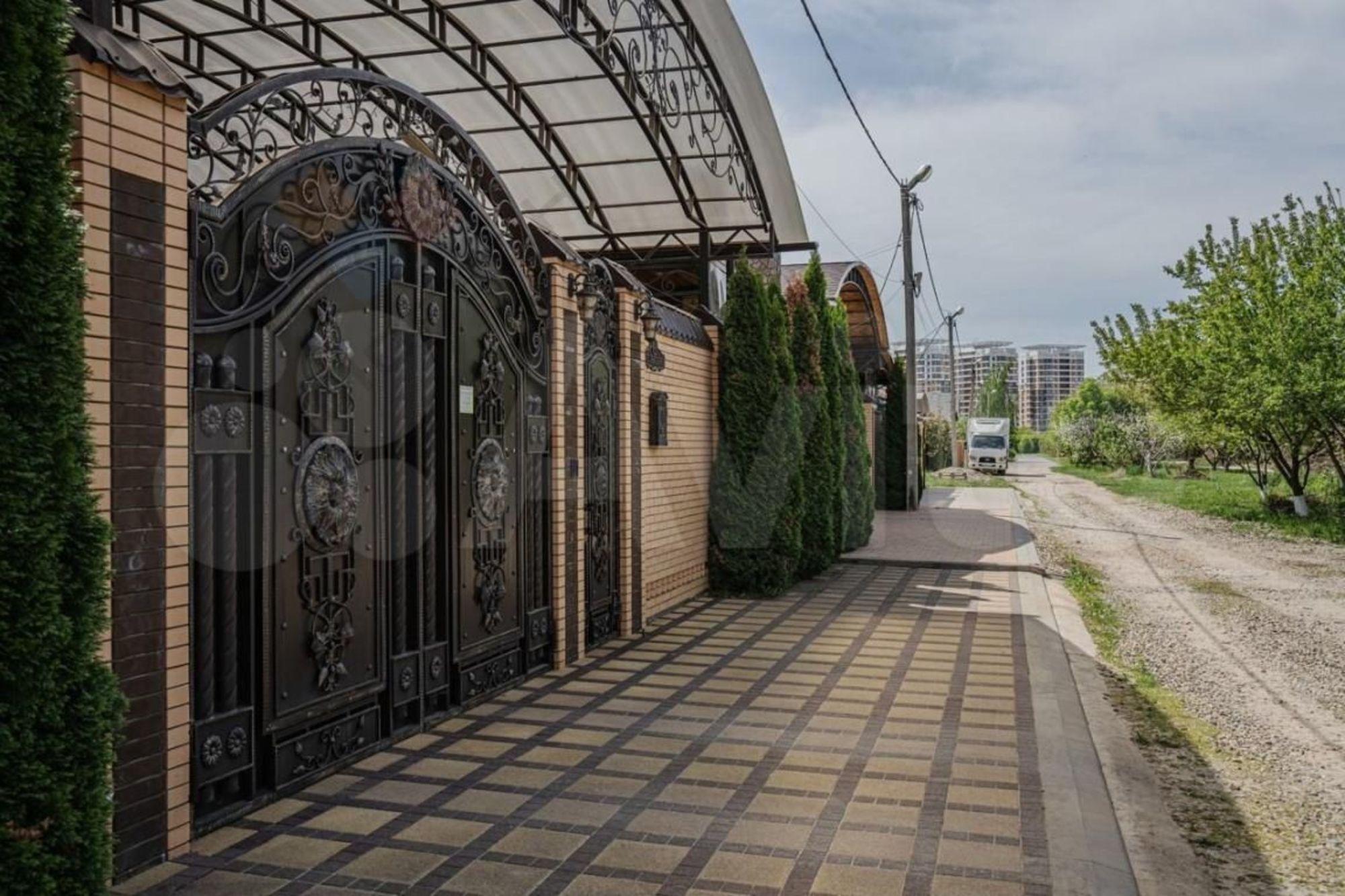 Купить дачу, дом, коттедж за 38 000 000 рублей на Атамана Лысенко ул, 29