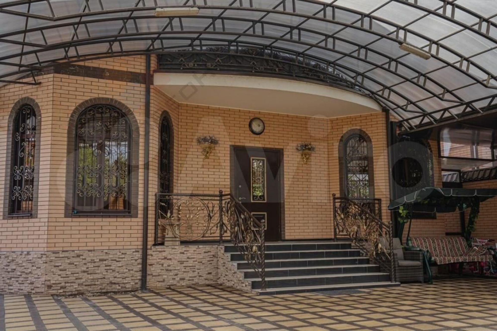 Купить дачу, дом, коттедж за 38 000 000 рублей на Атамана Лысенко ул, 29