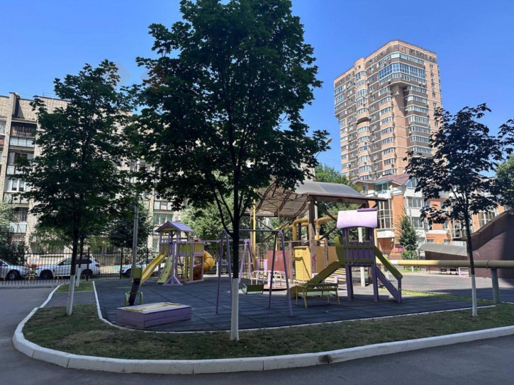 4-комн квартира Лузана ул, 23