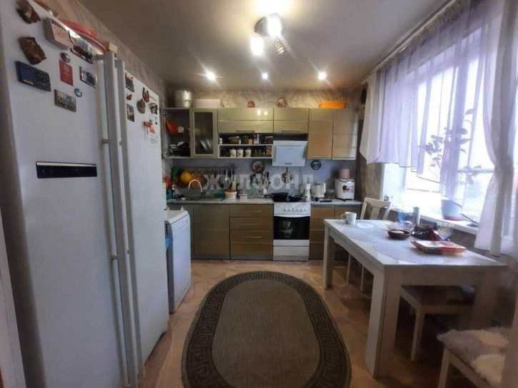 4-комн квартира Шахтеров проспект, д.61