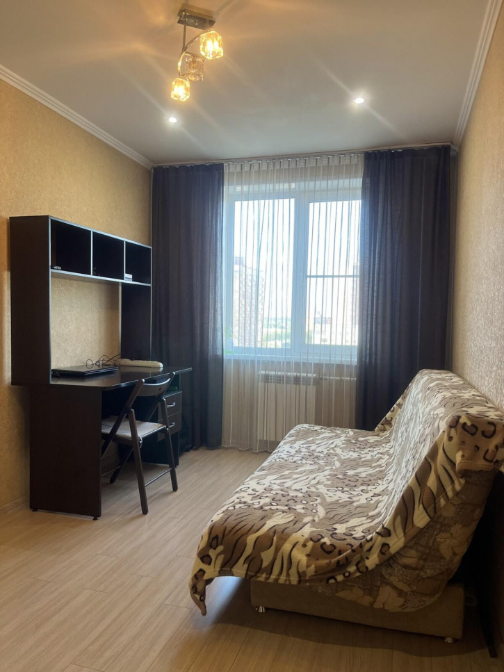 3-комн квартира ул Бориса Богаткова, 217