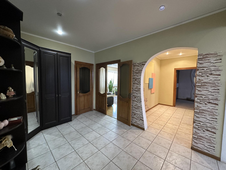 3-комн квартира г. Астрахань, Кировский р-н, ул. Куликова, 11