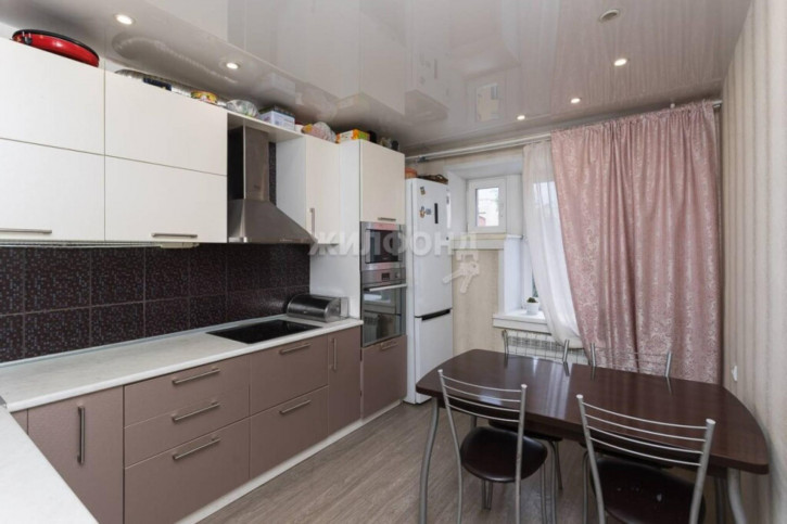 6-комн квартира Красный проспект, 234