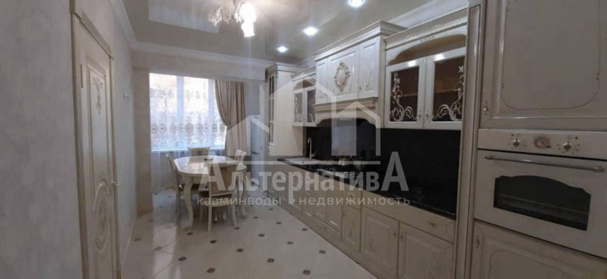 Купить квартиру за 15 000 000 рублей на Декабристов ул.